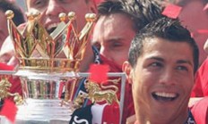 开云体育-足球巨星争夺胜利，庆祝动作让人欢呼