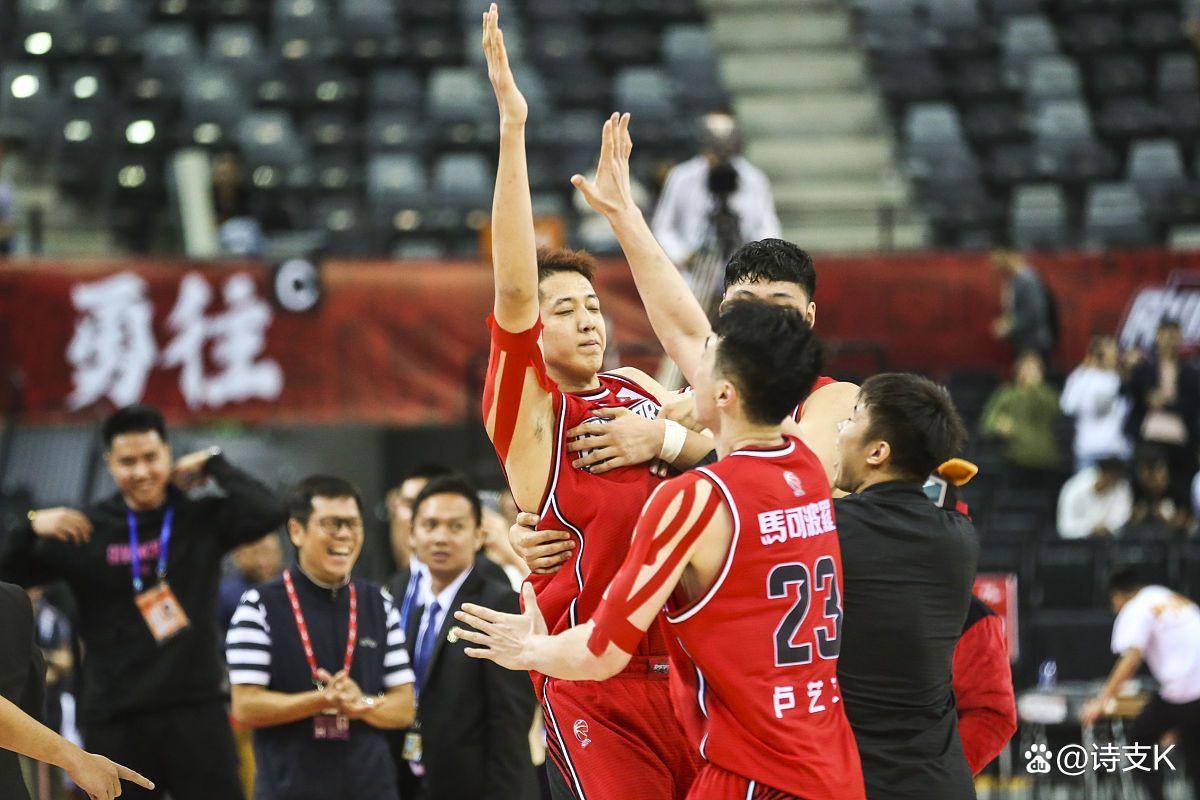 四川男篮横扫对手，猛烈冲刺