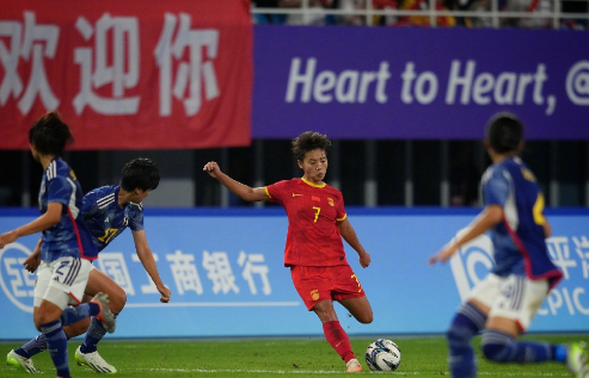拼搏奋斗！女足赛场上勇者为尊