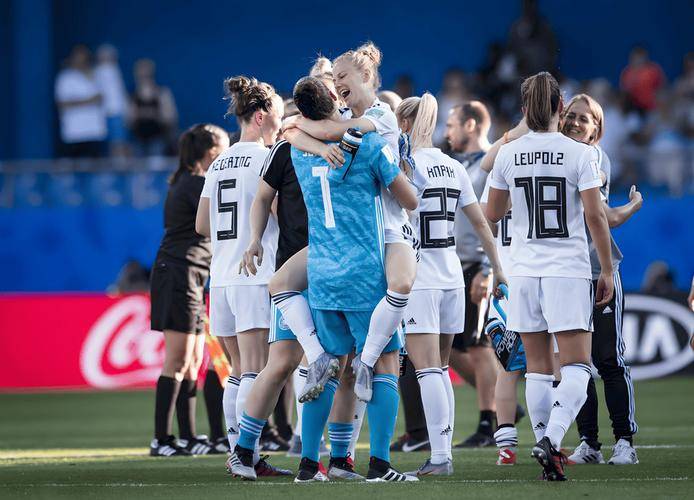 德国女足在比赛中表现出色击败对手