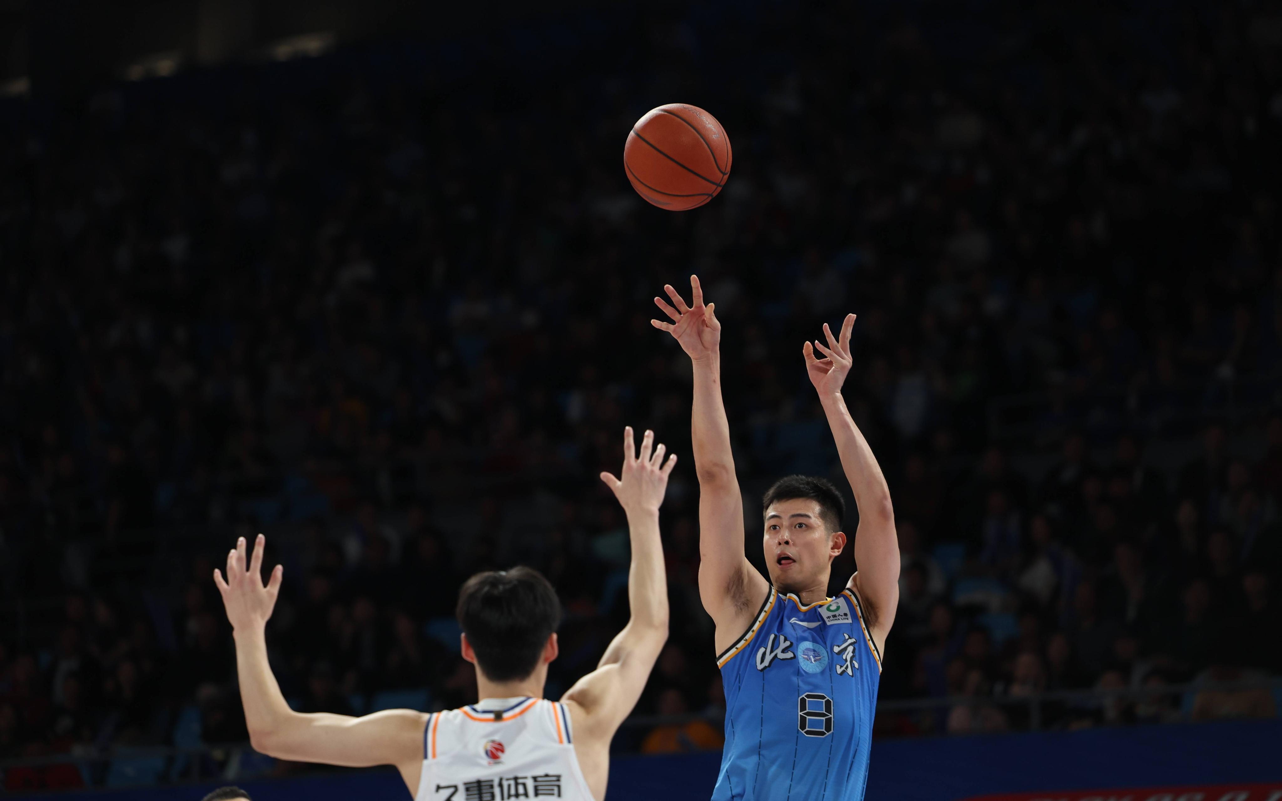 本土球员尽显实力，篮球联赛赛场上披荆斩棘的简单介绍