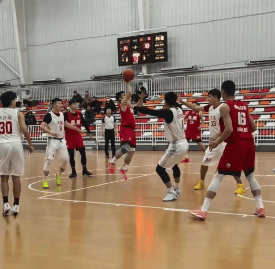 本土球员尽显实力，篮球联赛赛场上披荆斩棘的简单介绍