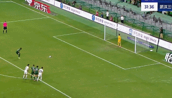 关于上海申花主场不敌广州恒大，积分稍微落后的信息