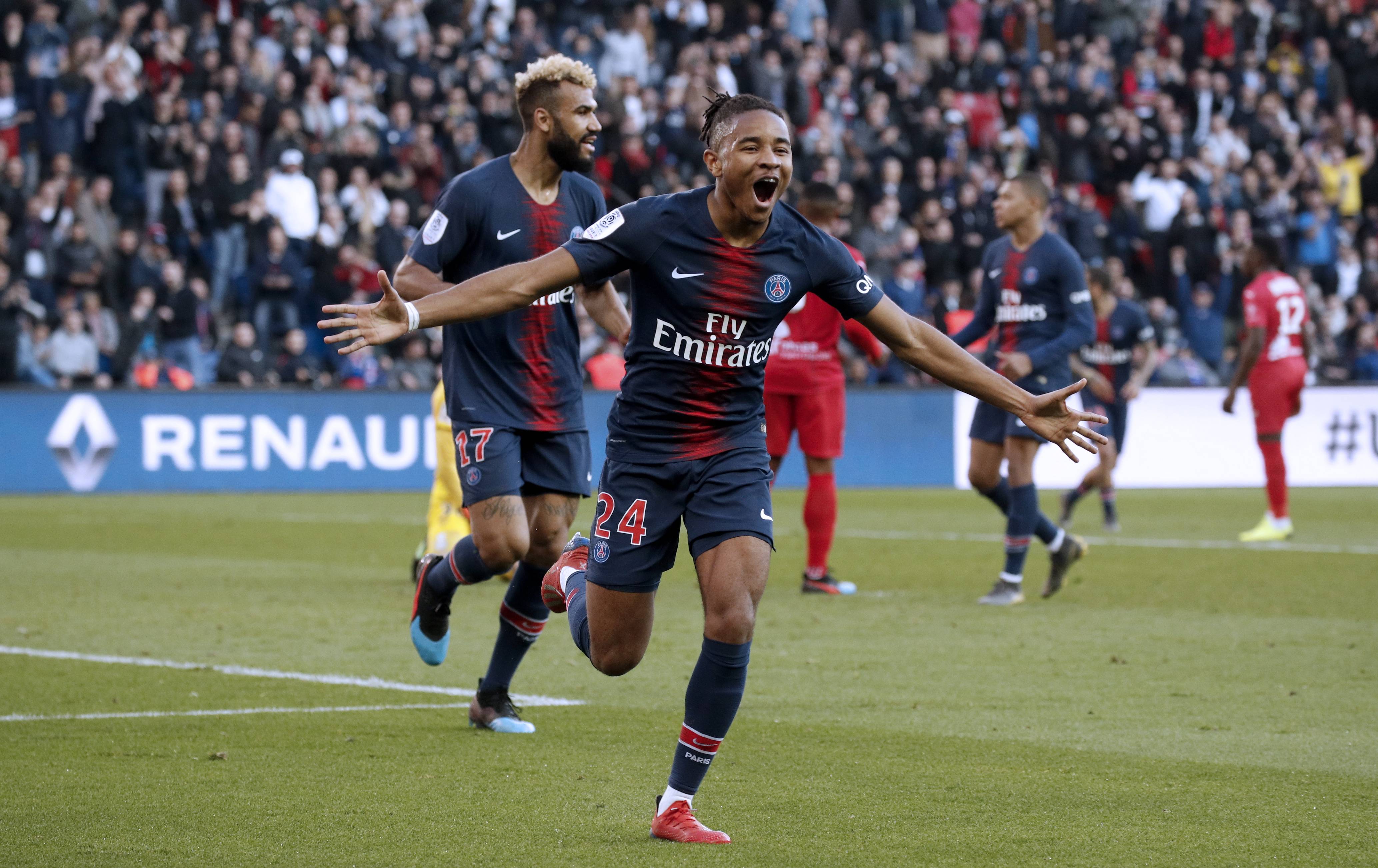 巴黎圣日耳曼队在比赛中完胜雷恩队