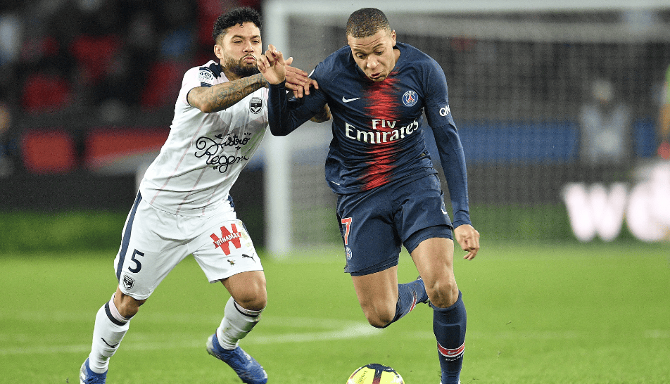 巴黎圣日耳曼队在比赛中完胜雷恩队