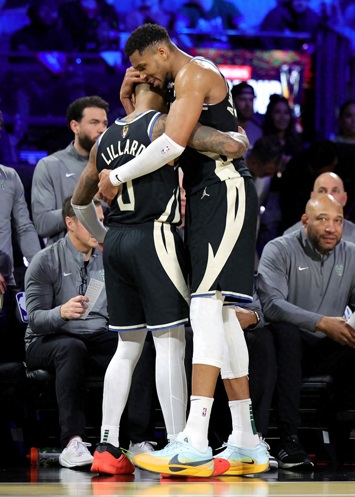 雄鹿赢得北美联盟领导者的对决，击败猛龙