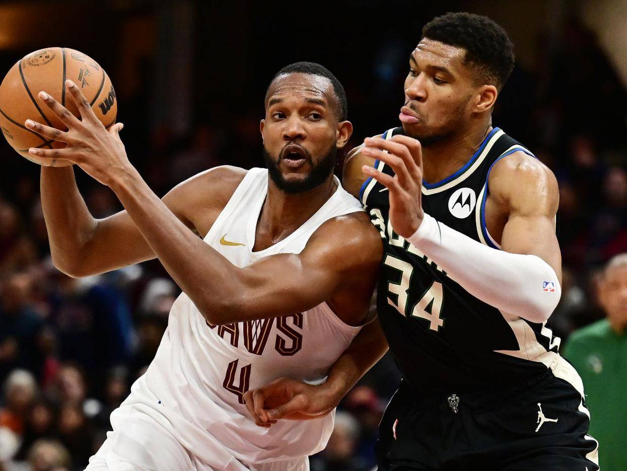 雄鹿击败猛龙，豪取13连胜