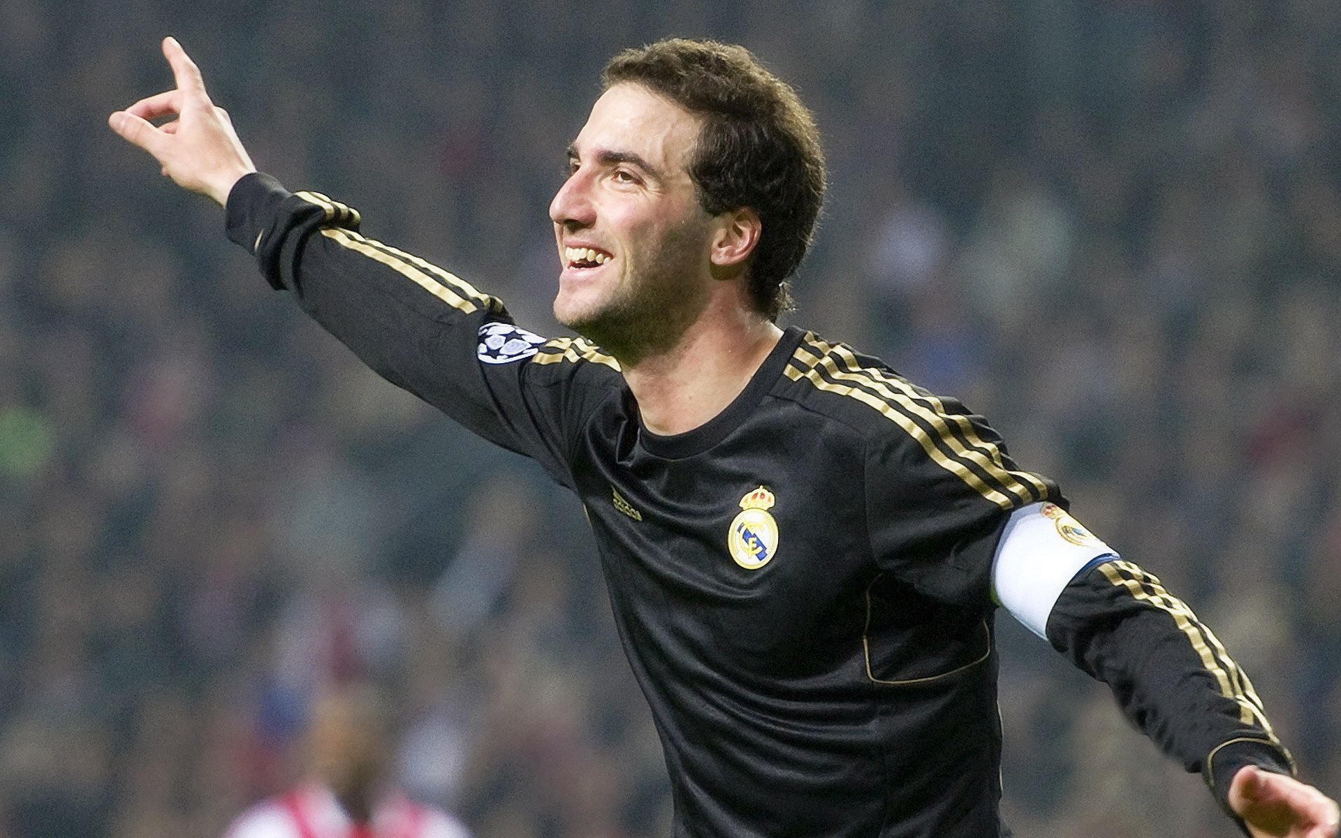 霓虹与咆哮,卡瓦哈尔在F1街道赛之夜的破纪录狂想曲